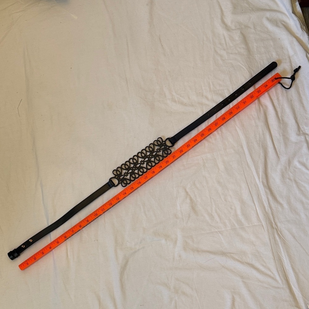 Elegant Black Cutout Belt - Picture 4 of 6